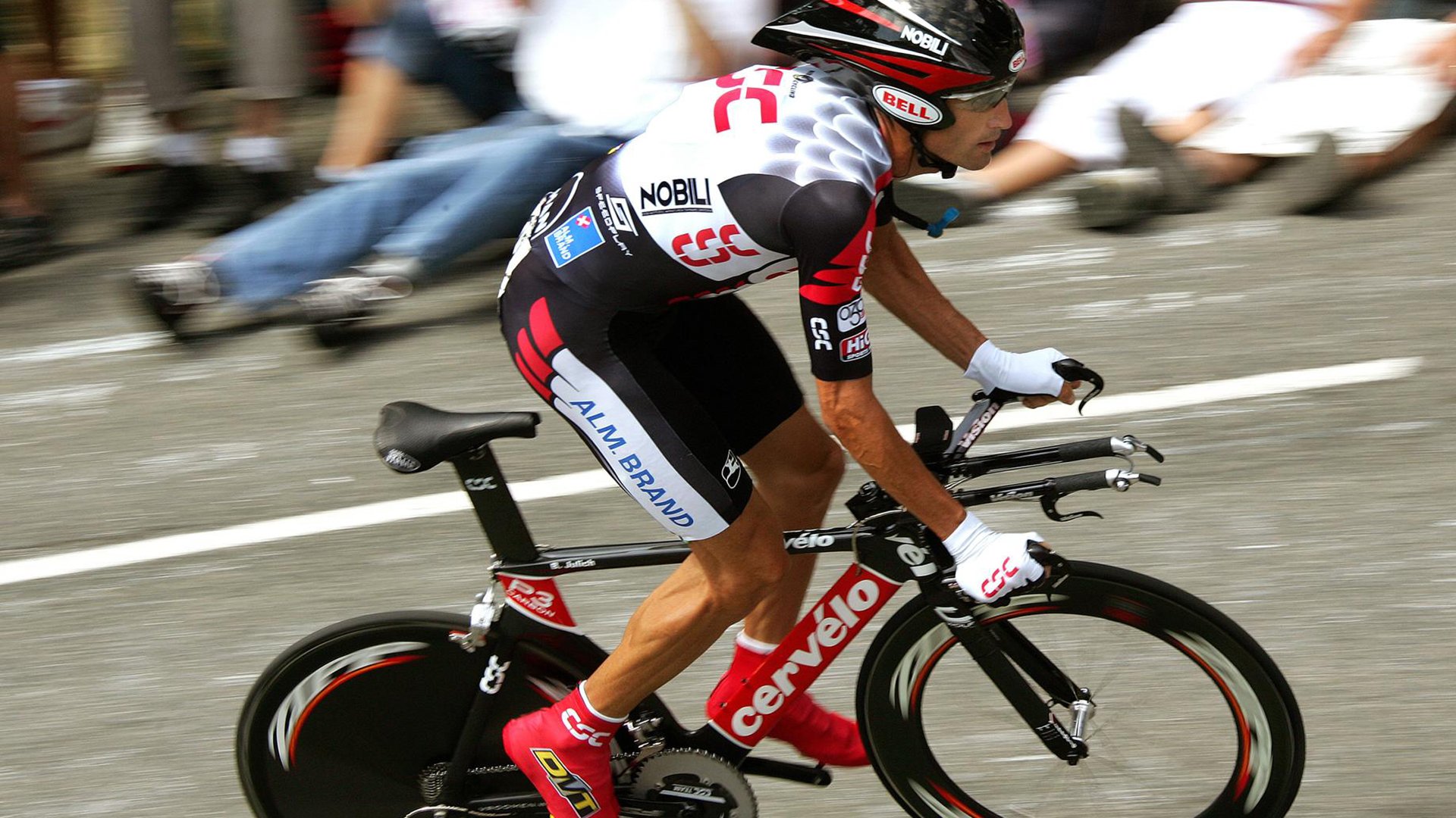 冰雪项目蓬勃发展,滑雪装备创新提升运动员表现与安全,滑雪队伍